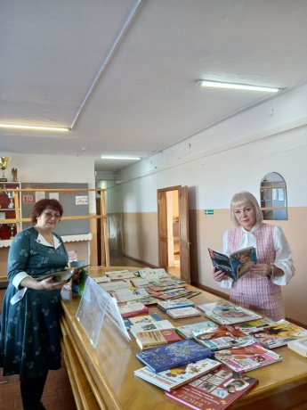 Акция «Ко Дню Мамы: Читающая Мама»